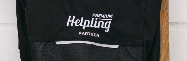 Nahaufnahme einer schwarzen Hose mit Logo