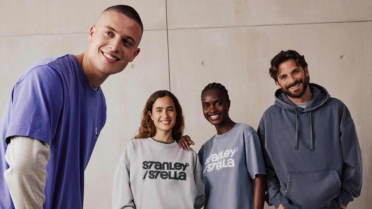Personen in neuer Kleidung aus der Stanley/Stella-Kollektion für Frühling und Sommer 2026