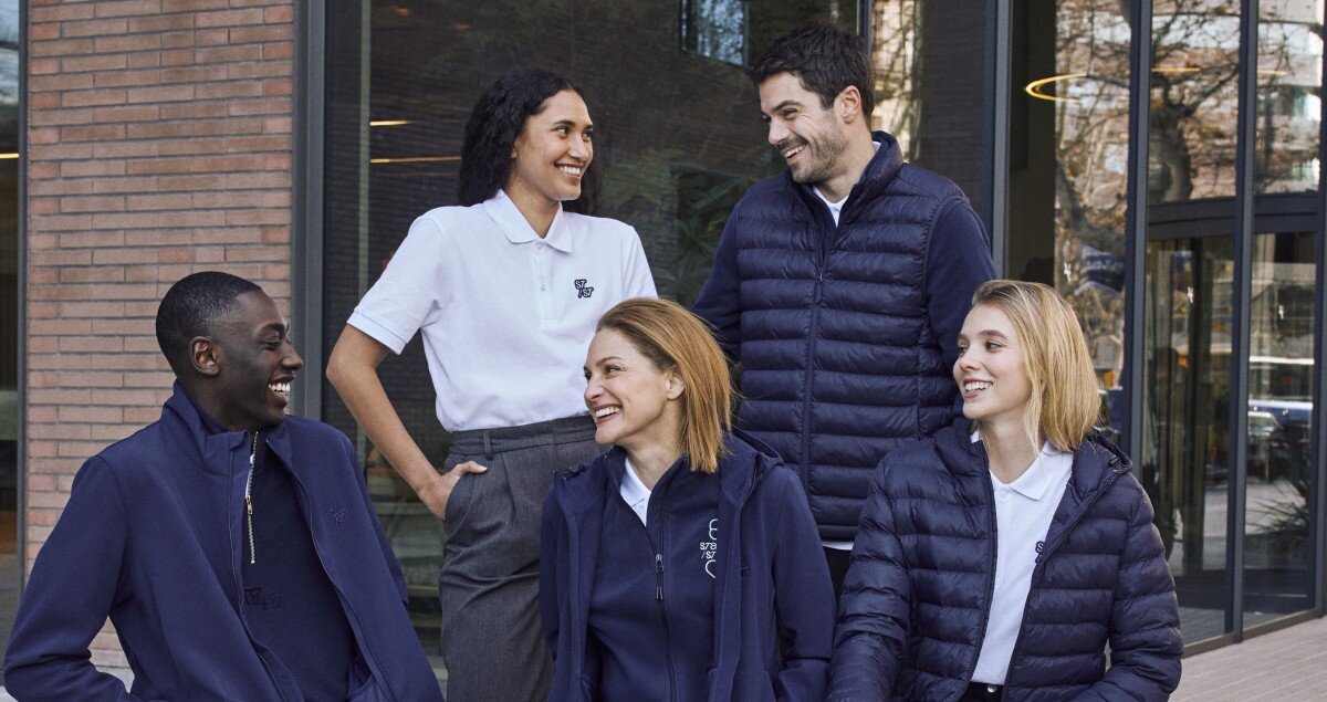 Personengruppe in weißer und blauer Kleidung der Marke Stanley/Stella