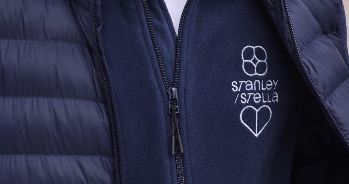 Nahaufnahme von einer Stickerei auf einer Jacke von Stanley/Stella