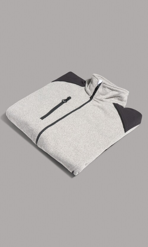 Ein grauer Arbeitspullover auf grauem Hintergrund