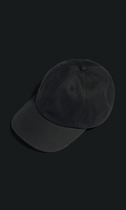 Schwarzes Cap auf schwarzem Hintergrund