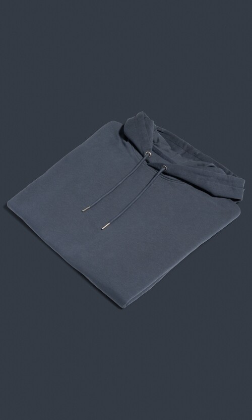 Ein dunkler Hoodie auf dunklem Hintergrund