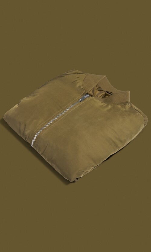 Grüne Jacke auf grünem Hintergrund