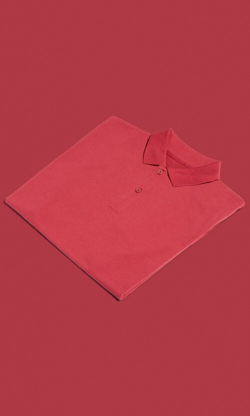 Ein rotes Poloshirt auf rotem Hintergrund