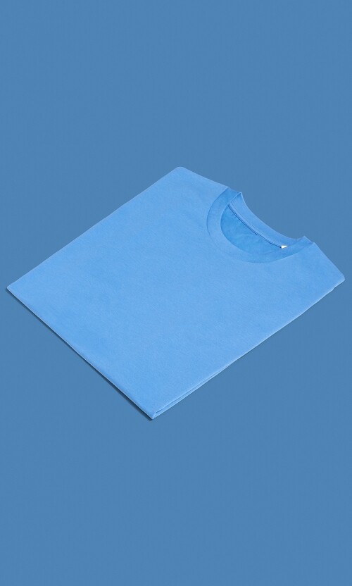 Blaues T-Shirt auf blauem Hintergrund