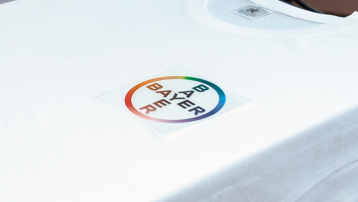 Ein gedrucktes Logo auf einem weißen T-Shirt