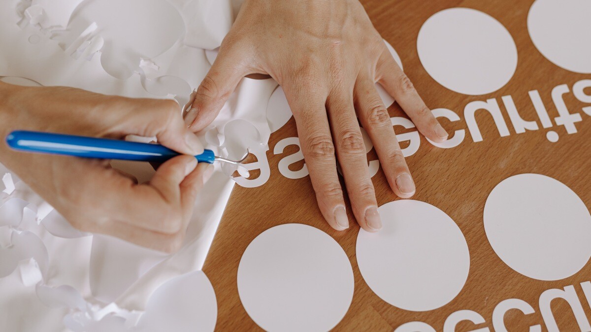 Arbeitsvorgang beim Ausschneiden von Flexfolie