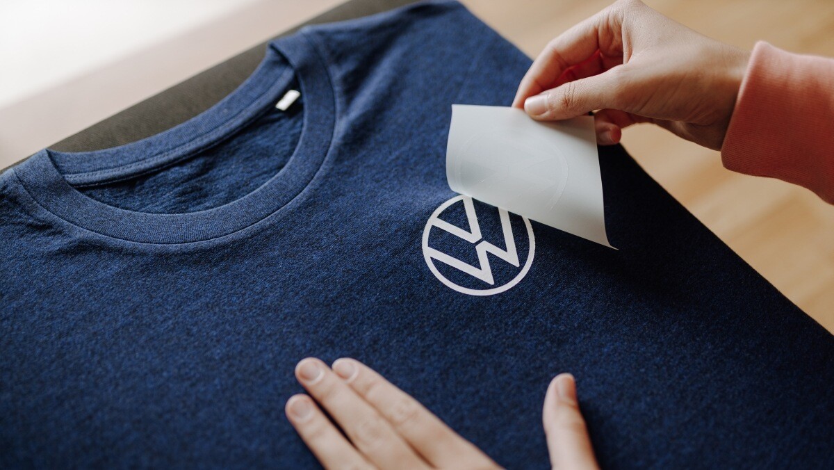 Fertigstellung von einem Logo-Druck auf einem T-Shirt