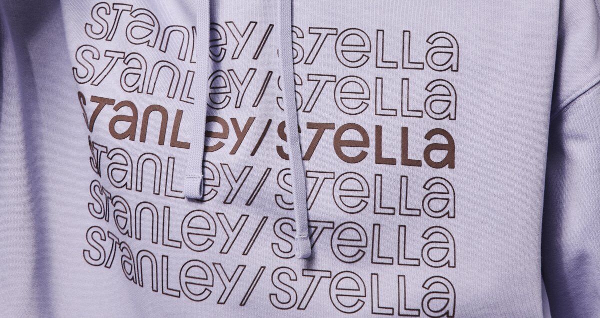 Ein Druckmotiv "Stanley/Stella" auf einem hell-violetten Hoodie