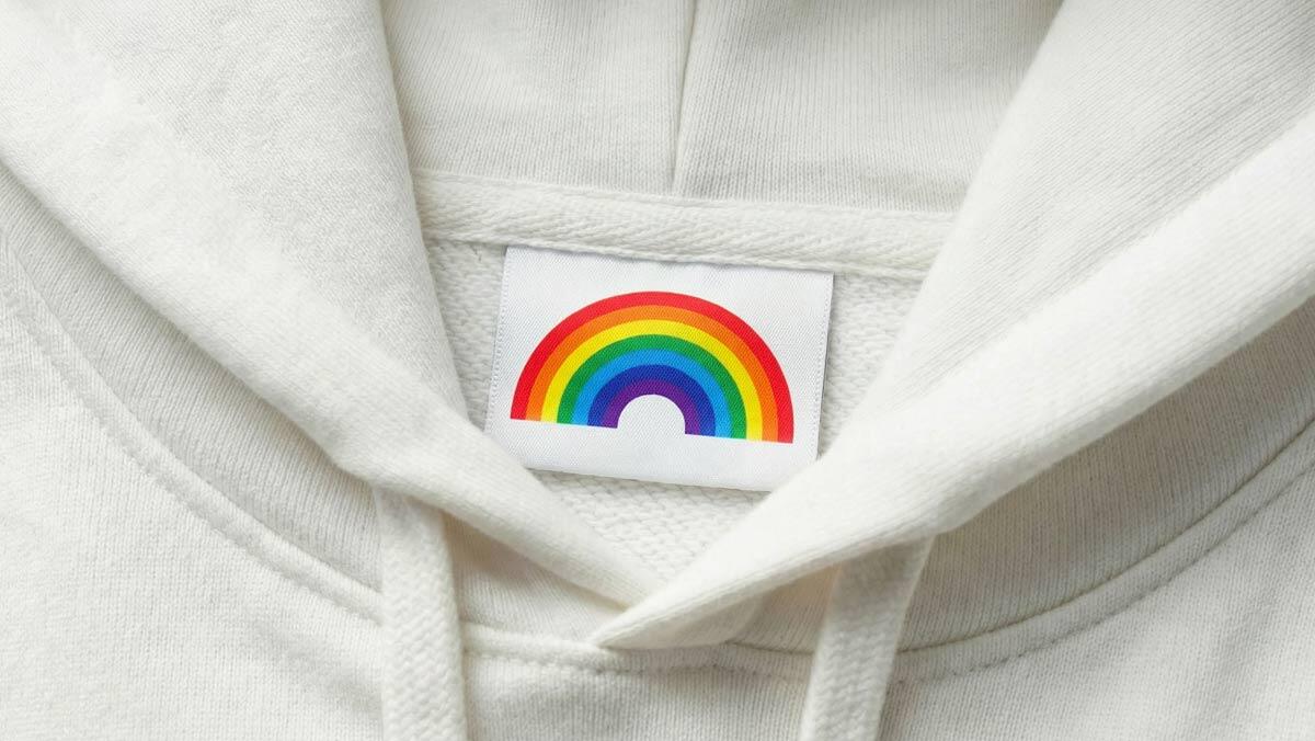 Dein Design als Aufdruck Ein weißer Hoodie mit einem Nackenetikett mit einem Regenbogen-Druck