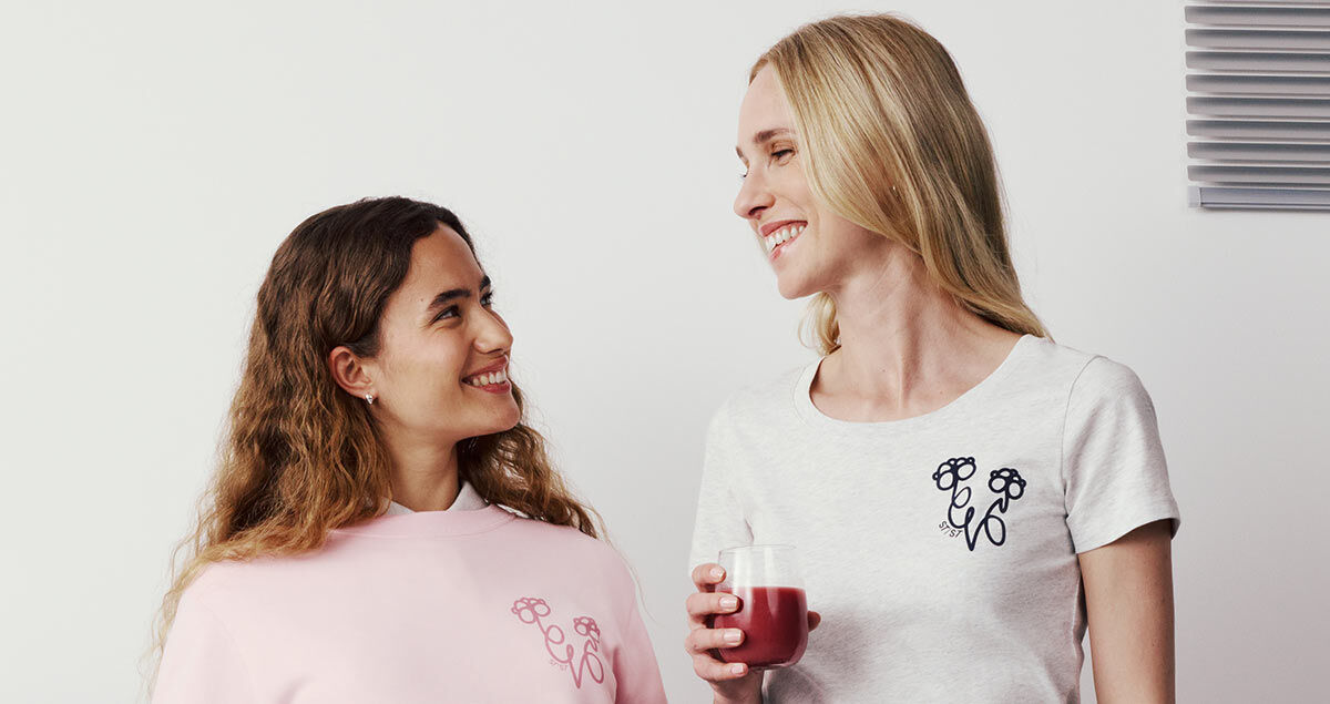 Fair War, fair Branding Zwei Personen in T-Shirts der Marke Stanley/Stella