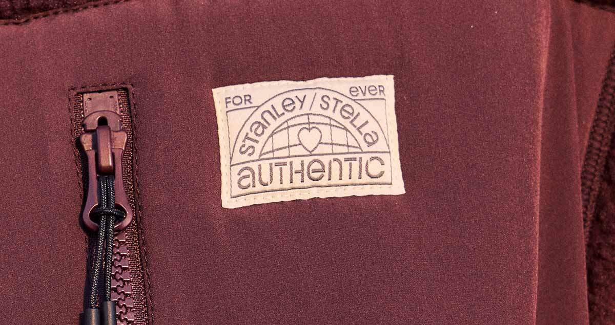 Personalisierte Fair Fashion Ein Weblabel auf einem Kleidungsstück der Marke Stanley/Stella