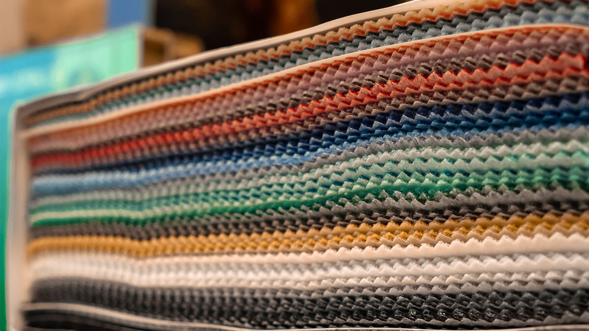 Flockfolien in mehreren Farben aufeinander gestapelt