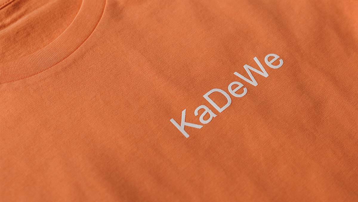 Oranges T-Shirt mit einem Logo-Flockdruck