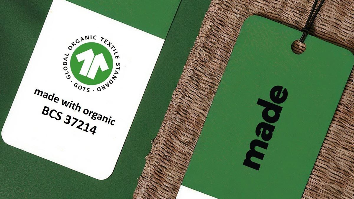 Zwei Label, eines mit der Aufschrit "GOTS made with organic" und eines mit dem Logo von made