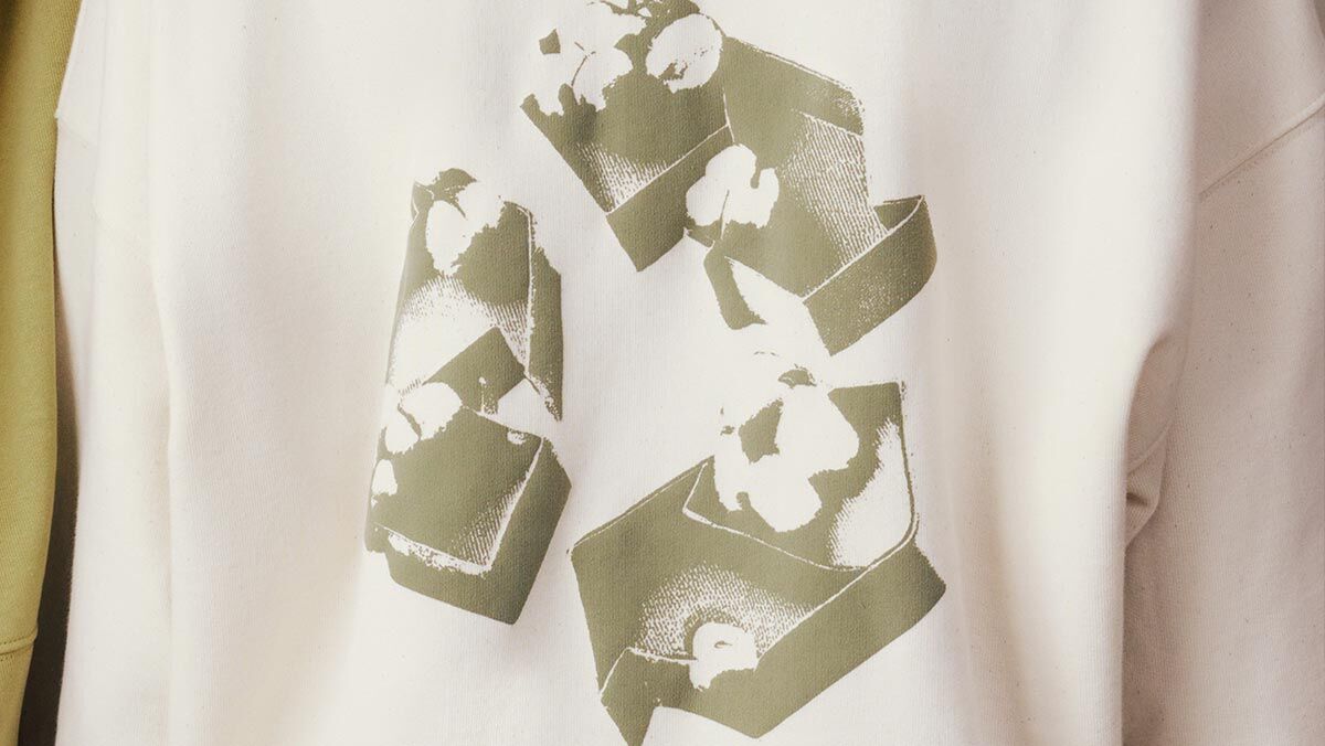 Nahaufnahme von einem Recycling-Aufdruck auf einem Textil