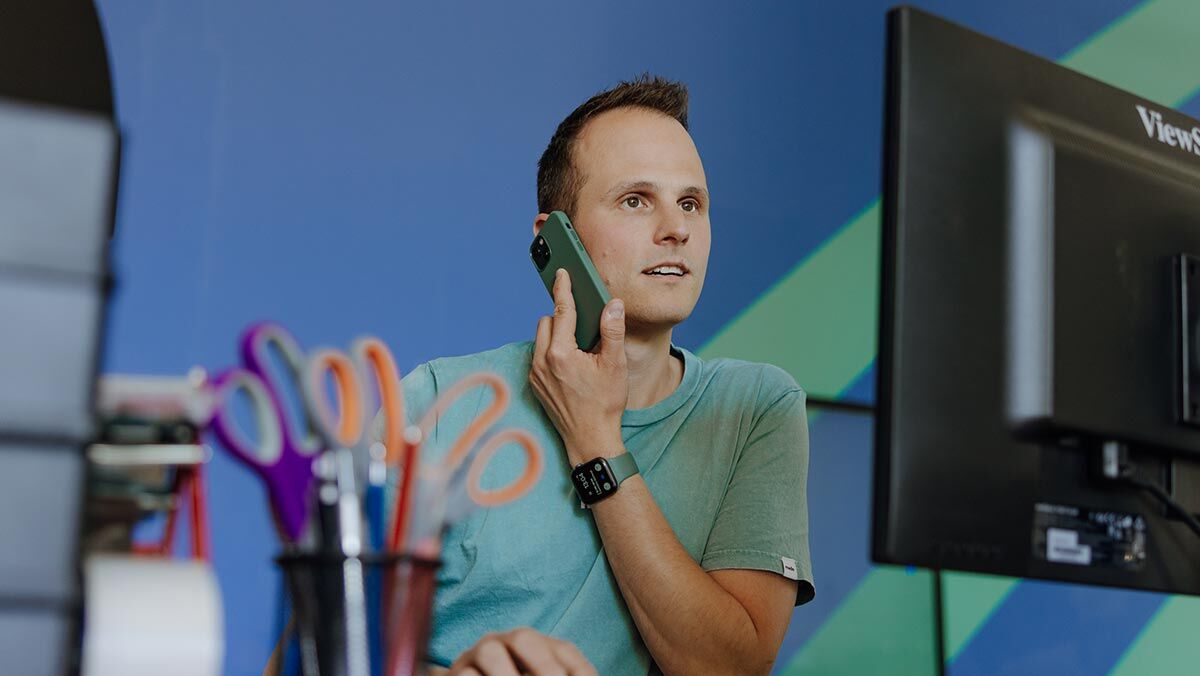 Mitarbeiter von made for brands bei einem Telefonat