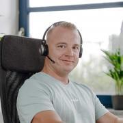Mitarbeiter von made mit einem Headset