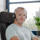 Mitarbeiter von made mit einem Headset