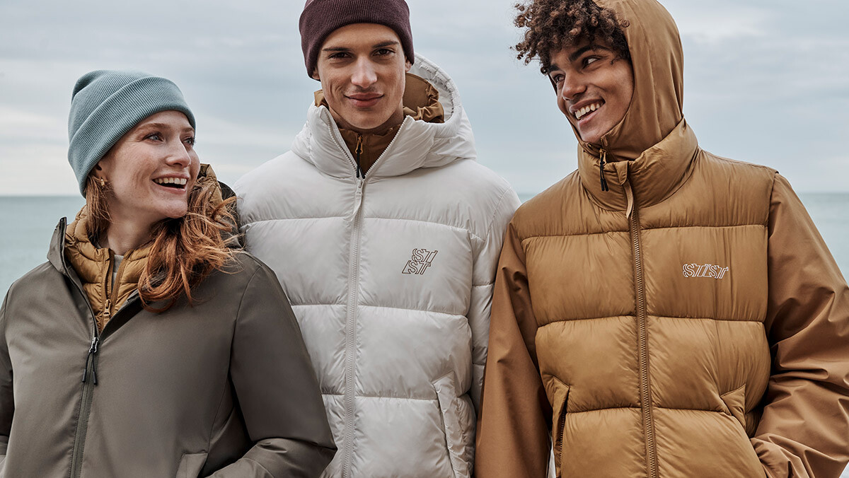 Personen in nachhaltiger Outerwear, Jacken und Mützen, aus der Stanley/Stella Herbst- und Winterkollektion 2026